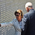 Dronning Sonja leser navnene på noen av de 9 000 ofrene for militærdiktaturet som har fått navnet sitt på muren i Parque de la Memoria. Foto: Sven Gj. Gjeruldsen, Det kongelige hoff